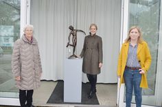 Stellvertretend für die Mitglieder des Bürgervereins Bad Schwartau übergab Gerlinde Matz (l.) aus dem Vereinsvorstand die Bronzeplastik an Bad Schwartaus Museums- und Kulturmanagerin Judith H. Ohrtmann (m.) und Stadtpräsidentin Wiebke Zweig.