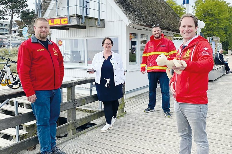 Dennis Themer (stv. Schatzmeister, Nicole Kujawski (Store Managerin Adenauer &amp;amp; Co.), Christoph Niemann (1. Vorsitzender DLRG Haffkrug-Scharbeutz e.V.), Christian Buhk (stv. Vorsitzender) bei der Spendenübergabe.