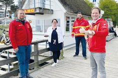 Dennis Themer (stv. Schatzmeister, Nicole Kujawski (Store Managerin Adenauer &amp;amp; Co.), Christoph Niemann (1. Vorsitzender DLRG Haffkrug-Scharbeutz e.V.), Christian Buhk (stv. Vorsitzender) bei der Spendenübergabe.