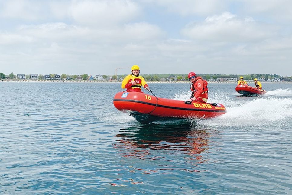 Die Wachmannschaft der DLRG ist das erste Mal mit Rettungsbooten auf dem Wasser.