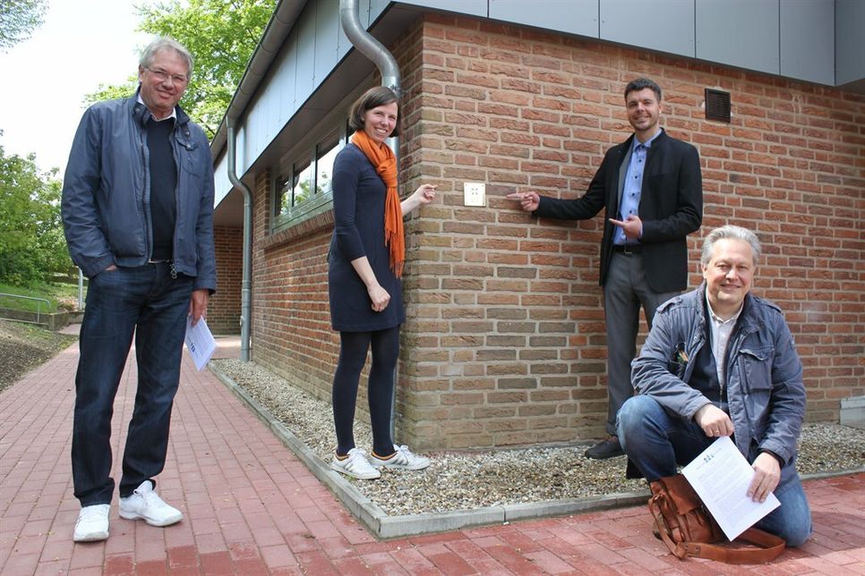 Brachten die Plakette in Handarbeit am Gemeindehaus an: Bürgermeister Klaus Winter, Dorothee Schönfeldt, Pastor Hans Hillmann und Klaus Martin Bresgott (v. lks.).