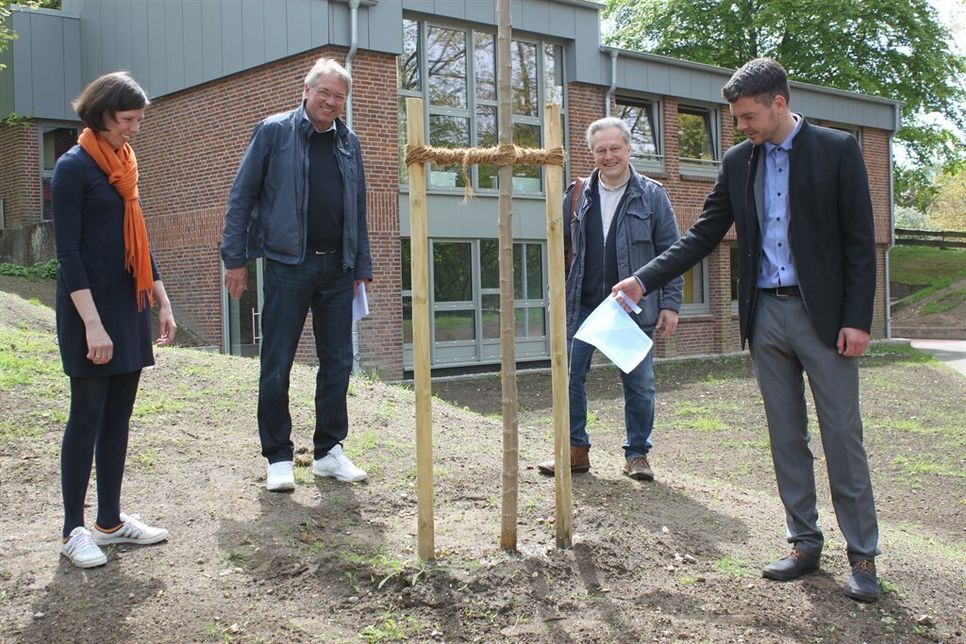 Kräftig begosssen, möge der Maulbeerbaum wachsen und gedeihen.