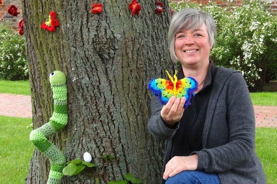 Initiatorin Heike Rhein möchte mit der farbenfrohen Installation „Hoffnung“ zum Ausdruck bringen.