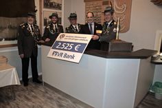 Treseneinweihung mit 1. Ältermann Andreas Sielaff, Kassenverwalter Vincent Piper, 2. Ältermann Thorsten Krüger, VR Bank Vorstand Stefan Frahm sowie Schriftführer Sören Kühlem (v. lks.).