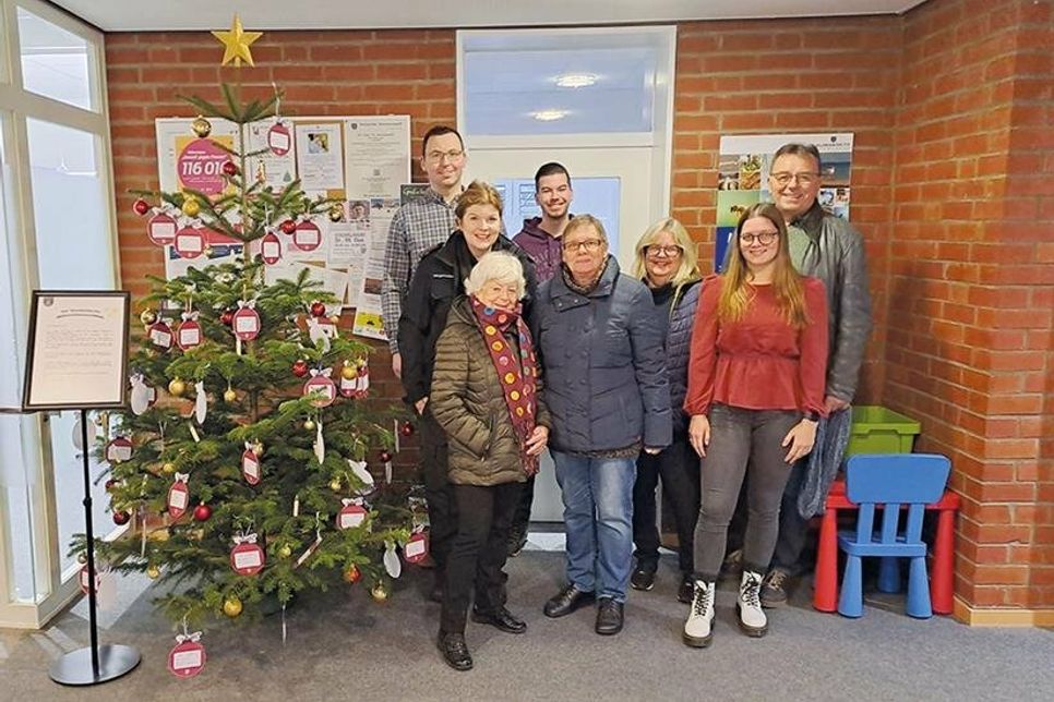 Stockelsdorfs Bürgermeisterin Julia Samtleben (2.v.l.) und Bürgervorsteher Manfred Beckmann freuen sich mit Hildegard Engelbrecht (3.v.l.), Betty Kloss (m.), Christiane Westfehling (3.v.r.) von der Tafel/AWO Bad Schwartau und Mitarbeitern der Verwaltung über den Wunschbaum.