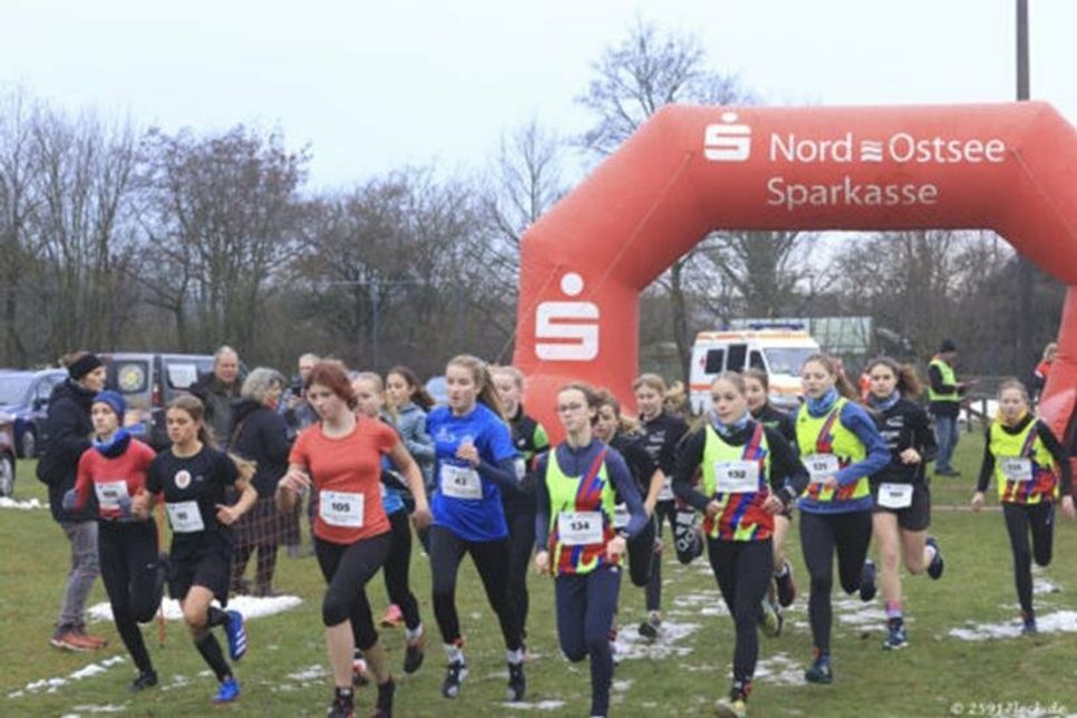 Start des Laufes der Mädchen unter 18 mit Pia (Nummer 80) und Carina (105).