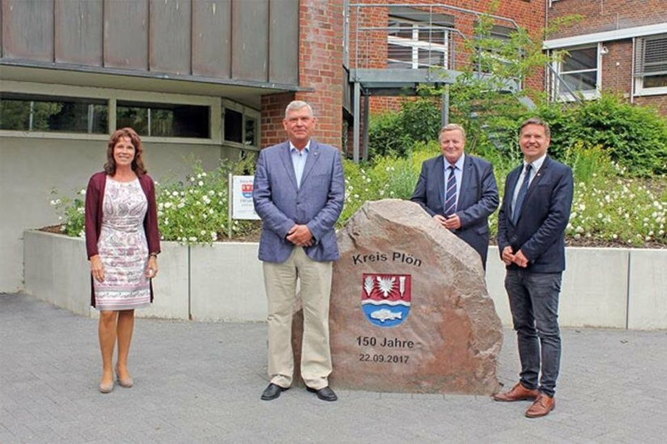 Landrätin Stephanie Ladwig, der Amtsvorsteher des Amtes Lütjenburg Volker Schütte-Felsche, der Vorsitzende des Hauptausschusses Werner Kalinka und Kreispräsident Stefan Leyk.
