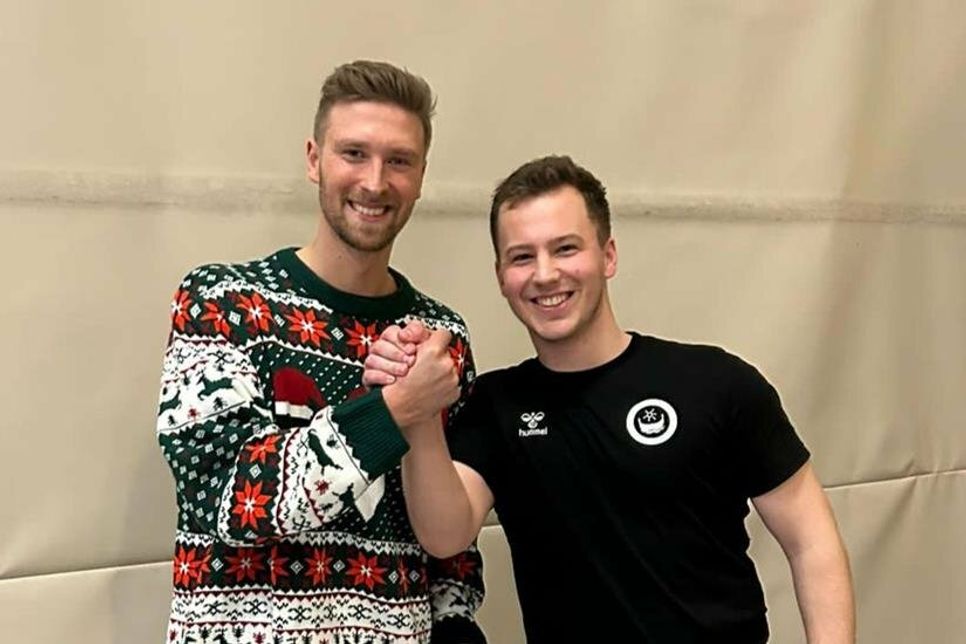 Johann Plate (re.) als Geschäftsführer der Spielbetriebsgesellschaft könnte nach dem letzten Heimspiel die Vetragsverlängerung von Torhüter Max Folchert verkünden.