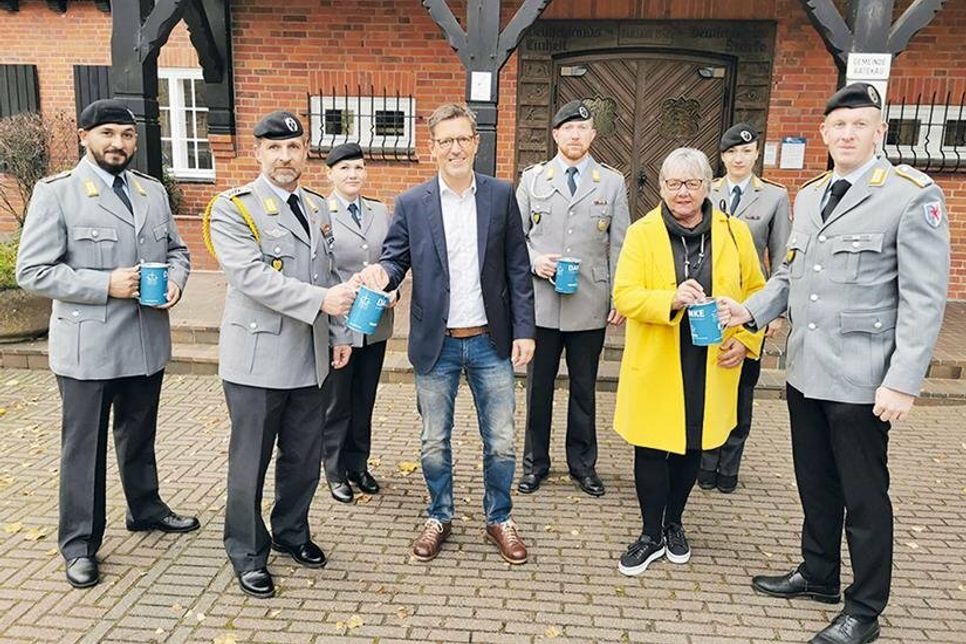 Rund um den Volkstrauertag bitten die Soldaten der 4. Kompanie aus Eutin um Kompaniechef, Major Thilo Wind (rechts), und Oberstabsfeldwebel Dirk Reichenbach (2.v.li.) in ihrer Patengemeinde Ratekau um Spenden. Erste Spender waren traditionell Bürgervorsteherin Gaby Spiller und Bürgermeister Thomas Keller.
