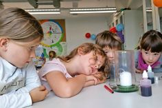 Die Mini-Studenten dürfen naturwissenschaftliche Geheimnisse aufklären (Foto: Stiftung Haus der kleinen Forscher).