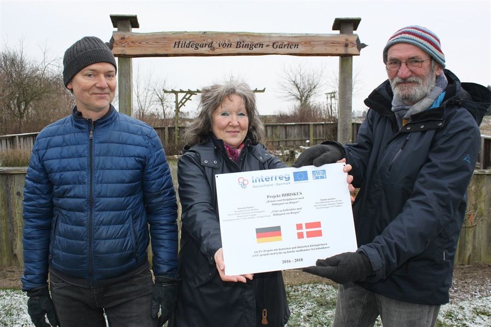 Schildübergabe vor dem Hildegard von Bingen-Garten auf dem Museumshof: Museumshofleiter Eckhard Schulte, Heidrun Leddin und Fritz Reuter (v. lks.).