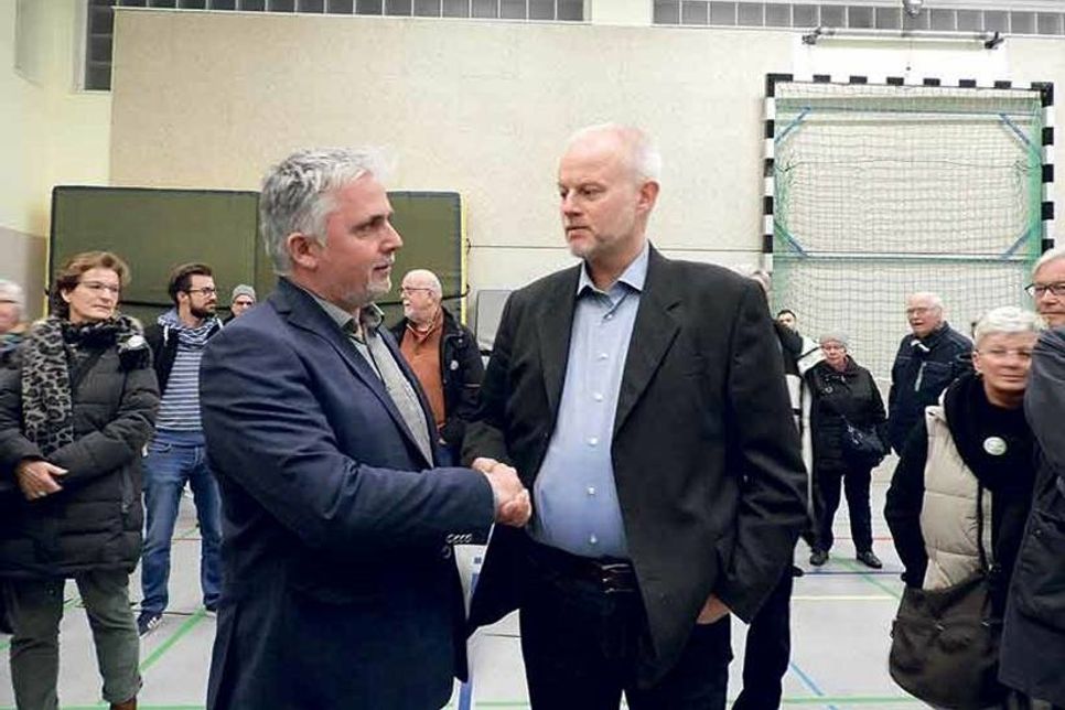 So funktioniert Demokratie: Sascha Clasen (CDU) reichte Wahlgewinner Sven Radestock (Bündnis 90/Grüne, li.) die Hand - um zu gratulieren und auf eine gute Zusammenarbeit.