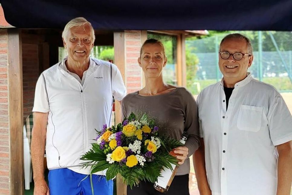 Der 1. Vorsitzende Gerardo Baumbach (lks.) und der Sportwart Hartmut Wildfang (re.) heißen Svea Peter auf der Tennisanlage im Kurpark mit einem Blumenstrauß herzlich willkommen.
