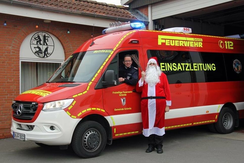 Ortswehrführer Jacob Revenstorf mit seinem Kumpel, dem Nikolaus.