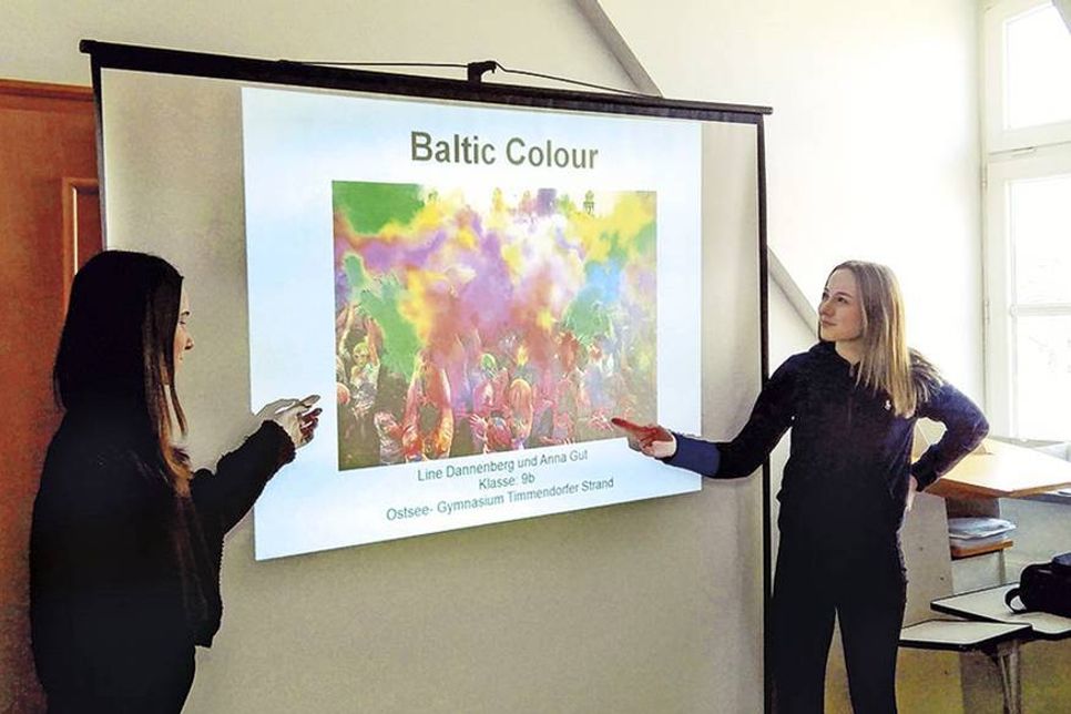 Die Schülerinnen Lina Dannenberg und Anna Gut aus der Klasse 9b bei der Präsentation ihrer Event-Idee. (Foto: TSNT GmbH)