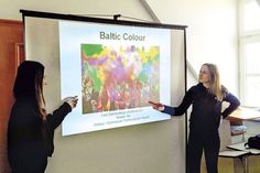 Die Schülerinnen Lina Dannenberg und Anna Gut aus der Klasse 9b bei der Präsentation ihrer Event-Idee. (Foto: TSNT GmbH)
