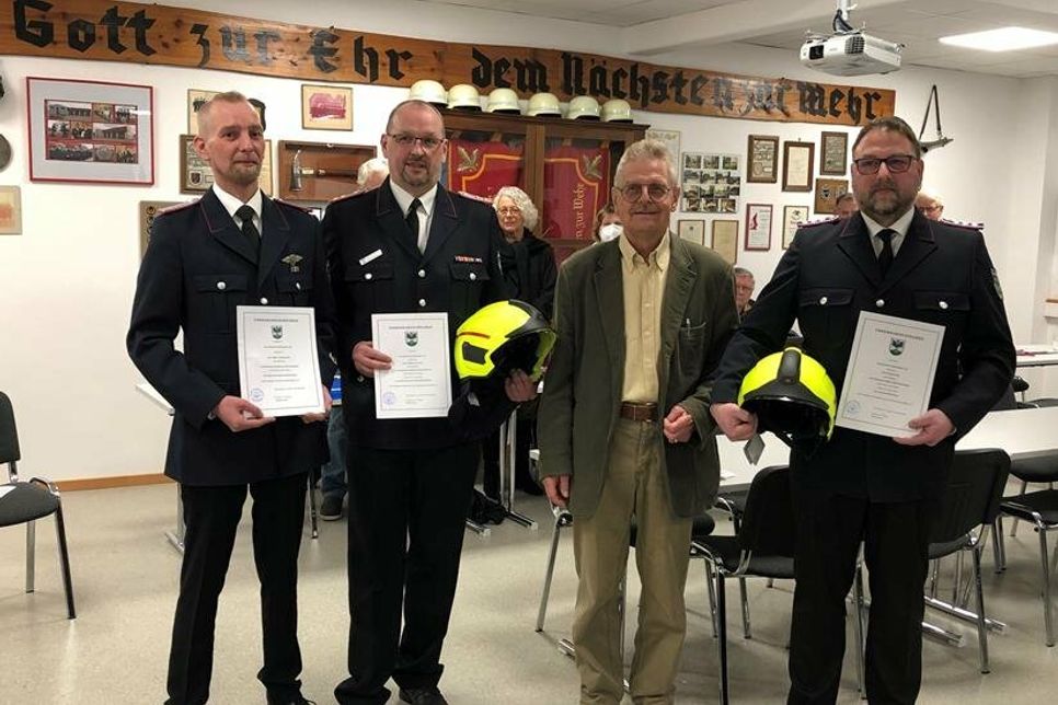Stellvertretender Ortswehrführer Björn Schildknecht, stellvertretender Gemeindewehrführer Matthias Hamann, Bürgermeister Winfried Saak und Gemeindewehrführer Dennis Prüß (v. lks.).