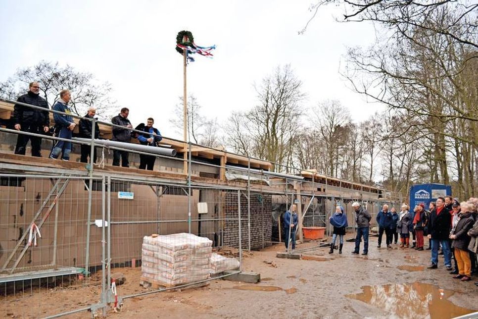 Kurz vor Weihnachten konnte auf der Baustelle der Klingberger Badeanstalt Richtfest gefeiert werden. (Fotos: Kleinschmidt)