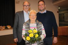 Seit 50 Jahren schwört Rita Motzkus dem SC Cismar die Treue. Es gratulierten 1. Vorsitzender Burkhard Glaser (re.) und 2. Vorsitzender Bernd Heuer.
