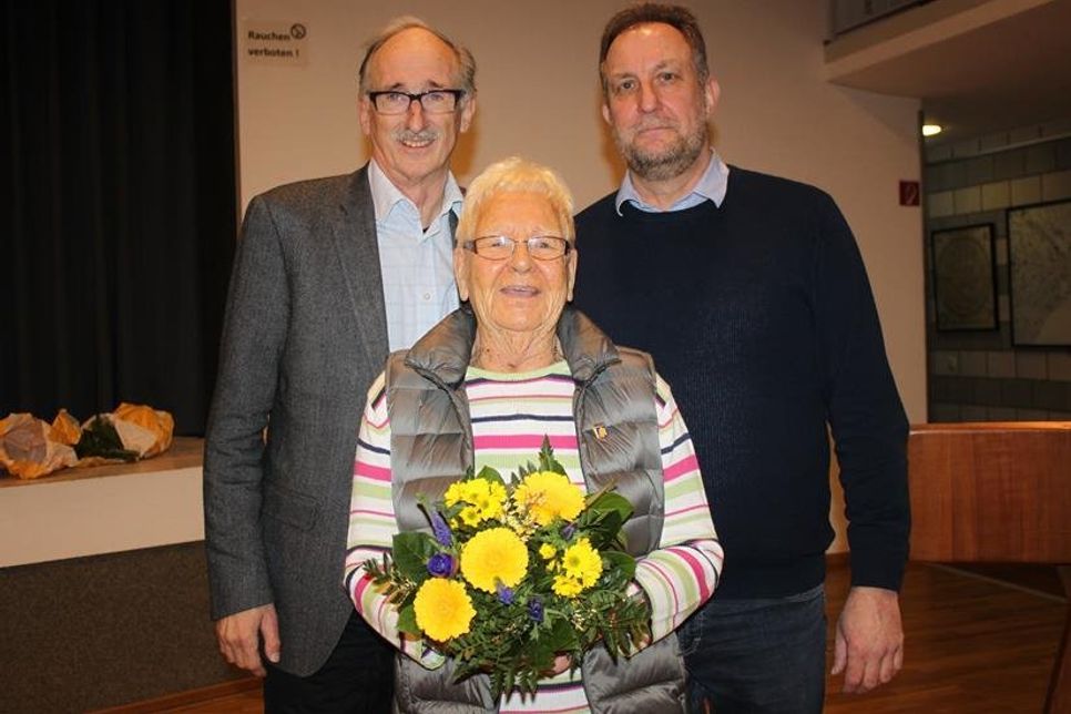Seit 50 Jahren schwört Rita Motzkus dem SC Cismar die Treue. Es gratulierten 1. Vorsitzender Burkhard Glaser (re.) und 2. Vorsitzender Bernd Heuer.