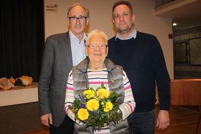 Seit 50 Jahren schwört Rita Motzkus dem SC Cismar die Treue. Es gratulierten 1. Vorsitzender Burkhard Glaser (re.) und 2. Vorsitzender Bernd Heuer.