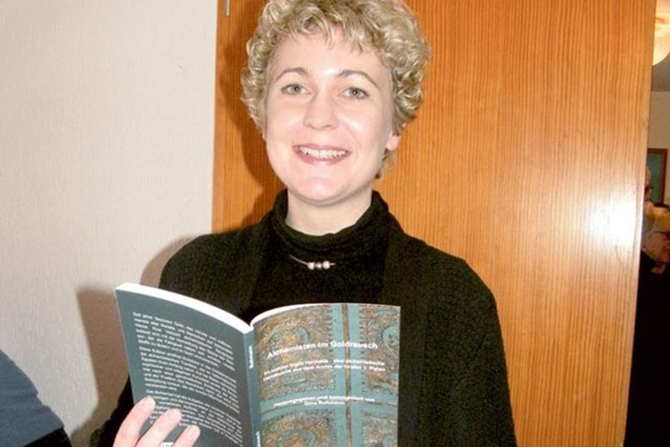 Gina Rohmann stellt das Buch „Alchemisten im Goldrausch“ vor.