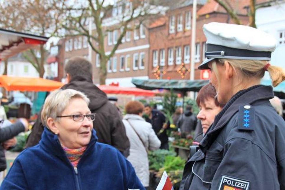 Polizeihauptmeisterin Iris Merz im Gespräch mit einer Passantin über das Thema häusliche Gewalt.