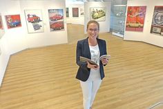 Dr. Julia Hümme, Leiterin des Ostholstein Museums, freut sich über die bunte Zeitreise durch die Autowerbung, die seit Freitag im Dachgeschoss zu sehen ist.