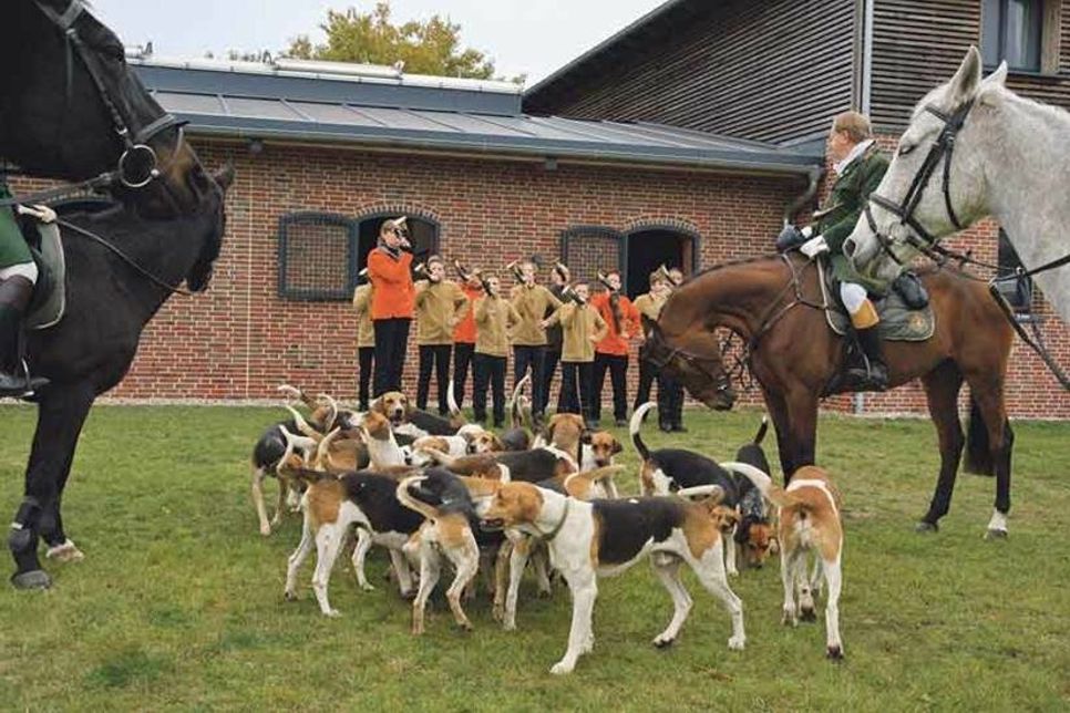 Im Juni begleiteten die Malenter Wiesel eine Schleppjagd in der Nähe von Wismar.