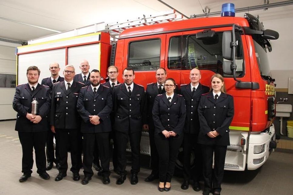 Florian Bebensee, Gemeindewehrführer Björn Sachau, Besitzer des Kreisfeuerwehrverbandes Kai Fischer, Stellvertretender Ortswehrführer Arne Landschoof, Christian Heidenreich, Roman Stender, Marcel Flindt, Klaus-Dieter Plöger, Katharina Jennifer Ströver, Sven Tank und Carolin Hammerich (v. lks.).