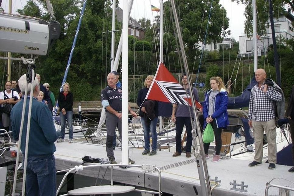Der Marine Yachtclub Neustadt holt zum Saisonende den Clubstander nieder.