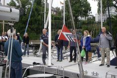 Der Marine Yachtclub Neustadt holt zum Saisonende den Clubstander nieder.