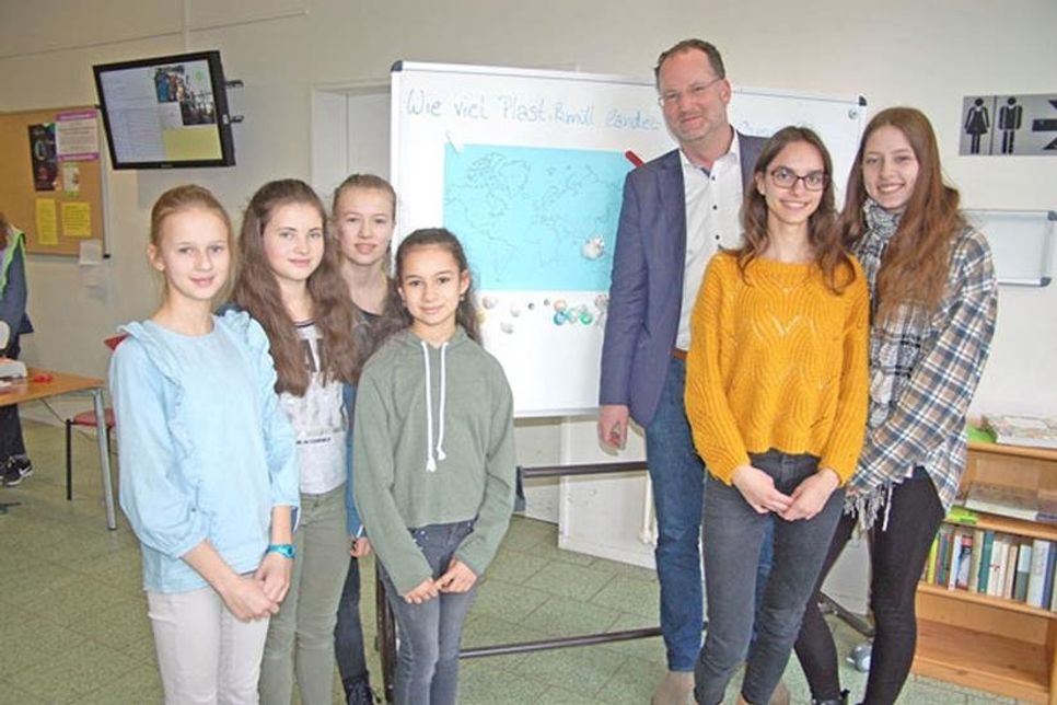 Björn Demmin, Preetzer Bürgermeister, informierte sich zum Abschluss der Woche „Plastikfasten“ über die Aktivitäten der Schüler.