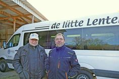 Helmut Losert, einer der 21 ehrenamtlichen Bürgerbus-Fahrer, und Michael Winkel, Vorstandssprecher des Bürgerbus-Vereins, freuen sich, dass es endlich losgeht. Am kommenden Montag nimmt de lütte Lenter seinen Linienverkehr auf. Das wird am Sonntag mit einer großen Bürgerbus-Party gefeiert – lesen Sie mehr auf Seite 3.