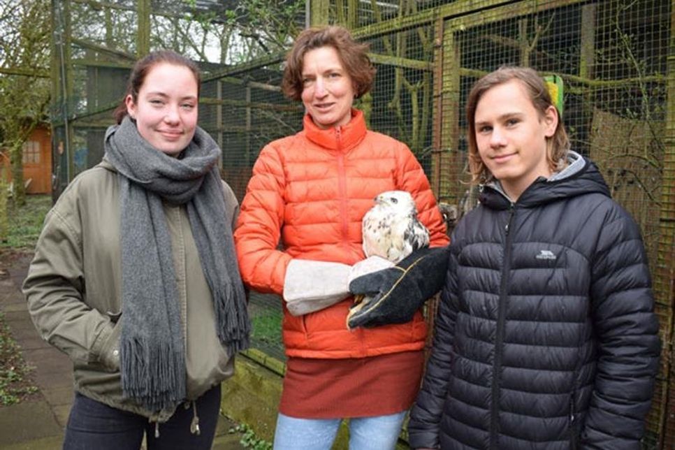 Wildtierheimleiterin Wiebke Bahruth (Mitte),  FÖJ‘lerin Jelka Schröder (li.) und Praktikant Lukas Dollak freuen sich immer über weitere helfende Hände