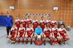 Kabelhorst. Mit strahlenden Gesichtern und einem Präsent bedankte sich die C1 der JSG Ostholstein/Kabelhorst bei der Geschäftsführerin der Neustädter Stadtwerke Vera Litzka für das Sponsoring eines kompletten Satzes Trikots. Vera Litzka wünschte der Mannschaft packende Spiele und möglichst viele Siege im neuen Dress. (red)
