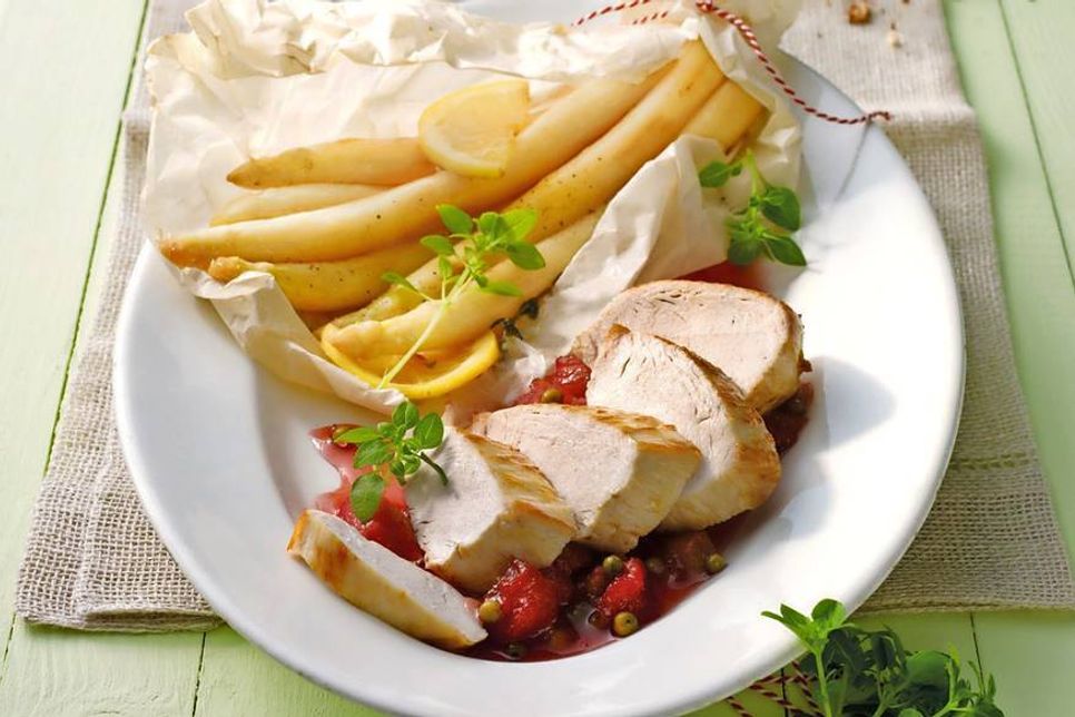 Leicht, fettarm und sättigend: Gebratene Hähnchenbrust mit Spargel und Rhabarber. Foto: djd/Deutsches Geflügel.de