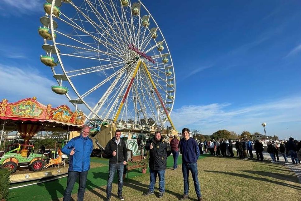 Jan-Eric Hertwig (Schulleiter Gemeinschaftsschule), Jan Femerling (Tourismus-Service Grömitz), Maximilian Nowag (Betreiber Kinderkarussell und Michael Burghard (Betreiber Riesenrad) (v. lks.).