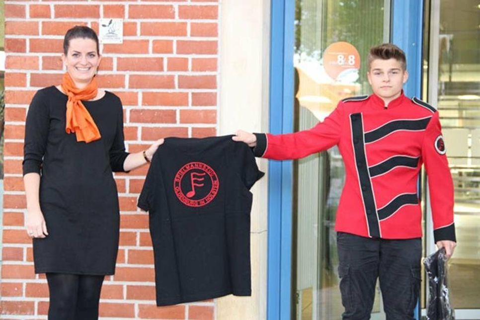 Kathleen Wendlandt und Finn Maßmann präsentieren die neuen Shirts der Uniform.