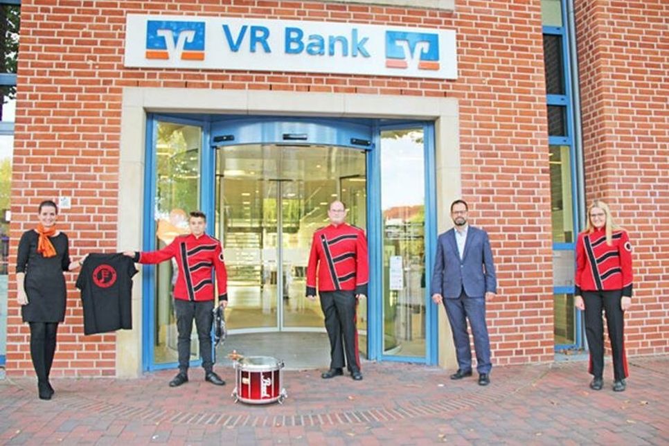Kathleen Wendland, Finn Maßmann, Bernd Wolters, Stefan Schäfer und Mareike Landt zur Spendenübergabe in Oldenburgs Innenstadt.