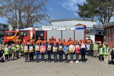Die neuen Mitglieder der Jugendfeuerwehr (vorne, Mi.) mit ihren Kameraden aus der Jugendfeuerwehr und der Kinderfeuerwehr sowie deren Leiter David Siegmund (lks.) und die stellvertretende Leiterin Sarah Schimanski (re.).