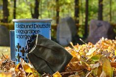 Der Volksbund Deutsche Kriegsgräberfürsorge nimmt im Auftrag der Bundesregierung die weltweite Betreuung und Pflege von Kriegsgräbern und Gräbern von Opfern von Gewaltherrschaft wahr.