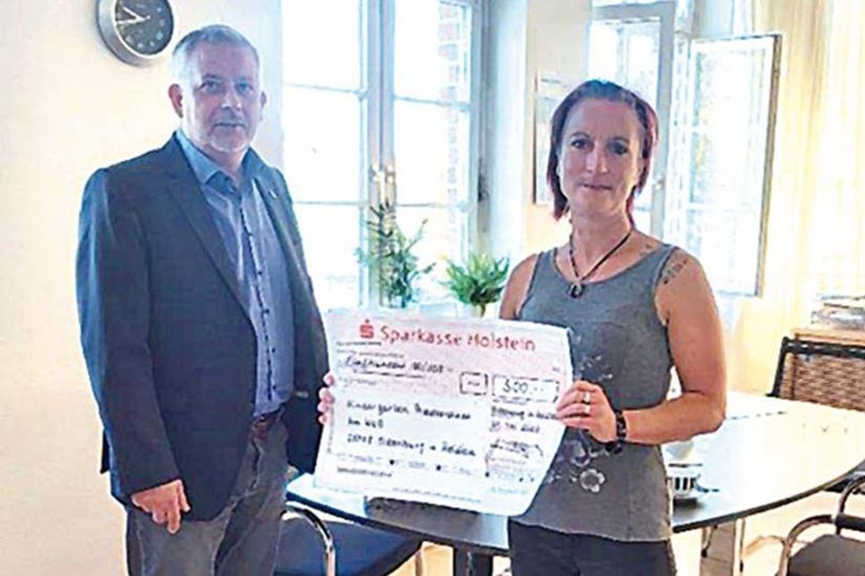 Jörg Saba und Sandra Schulz im Verlauf der Spendenübergabe im Oldenburger Rathaus.