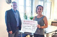 Jörg Saba und Sandra Schulz im Verlauf der Spendenübergabe im Oldenburger Rathaus.