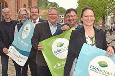 Das Organisatorenteam (v. l.) Frank Neufeind (Stadt Plön), Dirk Carstens und Torben Martens (Verein Stadtmarketing), Bürgermeister Lars Winter, Axel Schümann (Stadtmarketing Vorsitzender) und Julia Schnittger (New Communication), laden zum Rundgang über die Plönschau am kommenden Wochenende ein.