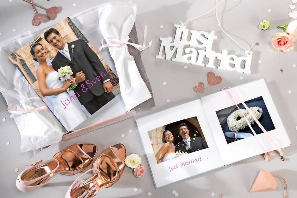 Ein Fotobuch als Geschenk: Ein selbst gestalteter Bildband bleibt dem Brautpaar als wertvolles Erinnerungsbuch. Foto: djd/www.cewe.de/Fotolia/Thinkstock.