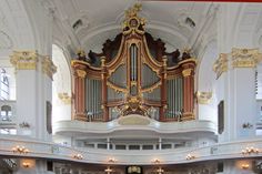 Die Hauptkirche St. Michaelis, genannt "Michel", ist Hamburgs bekanntestes Wahrzeichen.