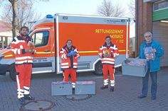 Auch die Rettungswache in Probsteierhagen freute sich über eine großzügige Kuscheltier-Spende: Die Bienchen, Mäuse und Bären bekommen die Kinder als kleinen Trostspender, die in einen Notfall verwickelt sind.