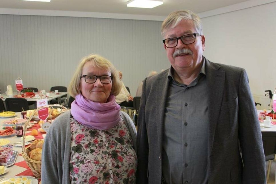 Die Vorsitzende des SoVD-Ortsverbandes Schönwalde/Kasseedorf Uta-Karin Kohlmorgen mit SoVD-Präsident Alfred Bornhalm.