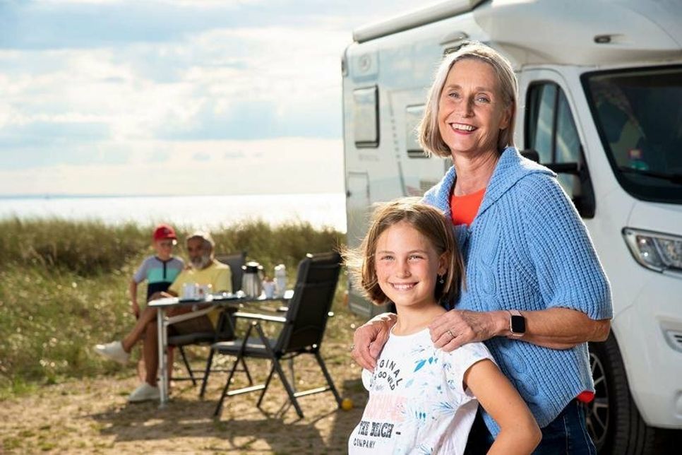 Campingurlaub ist in allen Generationen angesagt. Bevor es losgeht, sollte allerdings der Versicherungsschutz für das Wohnmobil überprüft werden. (Foto: djd/Itzehoer Versicherungen)